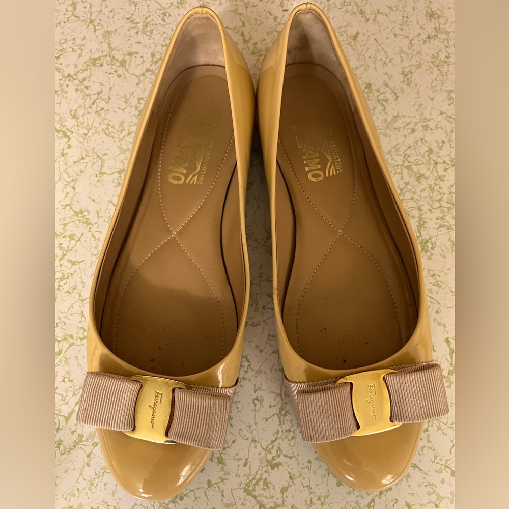 Salvatore Ferragamo Vera Bow Tan Classic Flat Made in Italy - 6 1/2 B